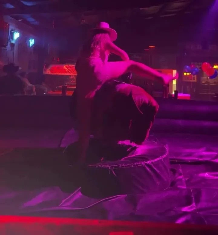 林德洛夫妻子达拉斯夜店骑牛狂欢 丈夫正备战世界杯