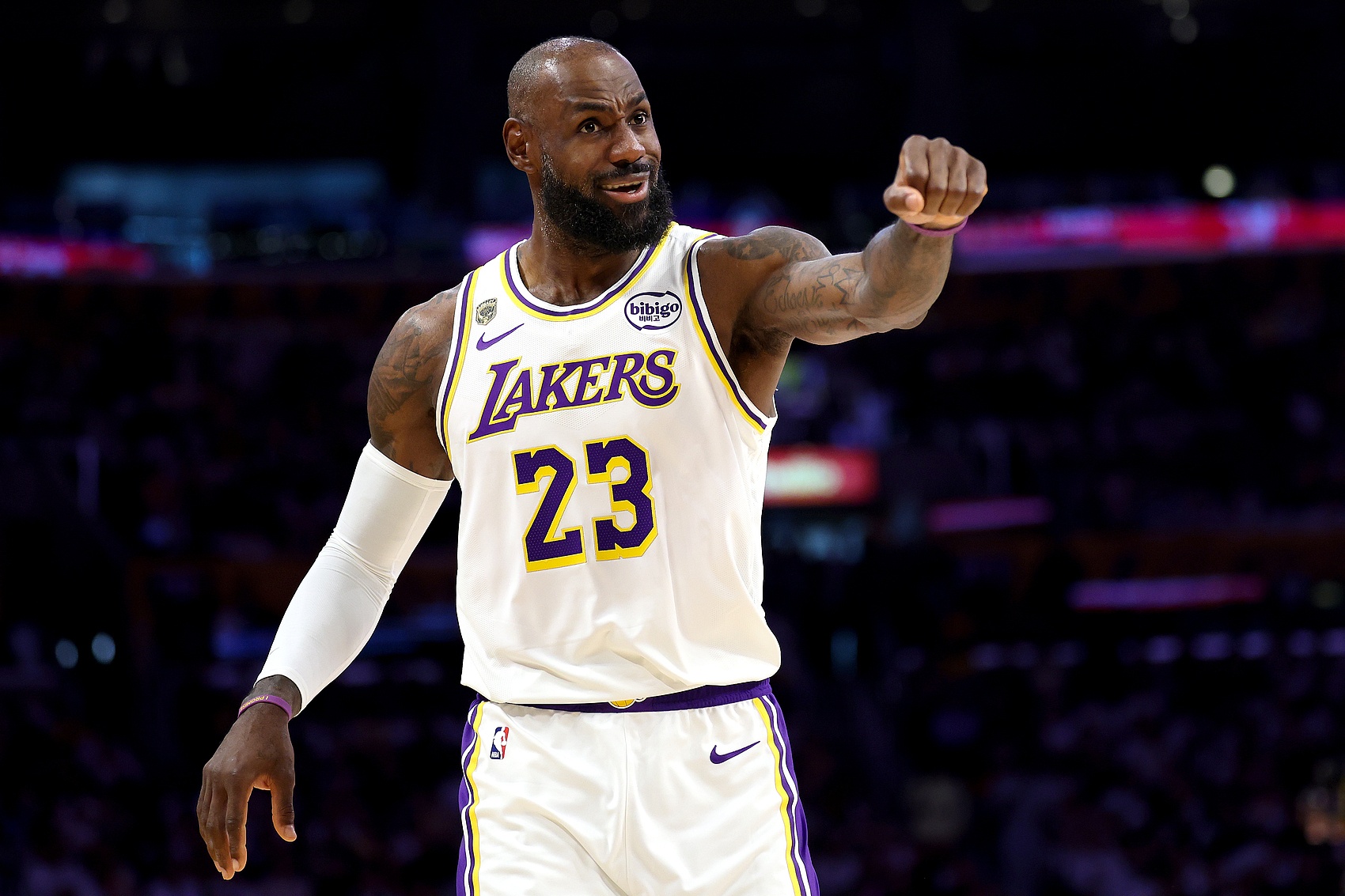ESPN薪资专家：詹姆斯续约需平衡家庭财务争冠机会 湖人5000万空间成焦点