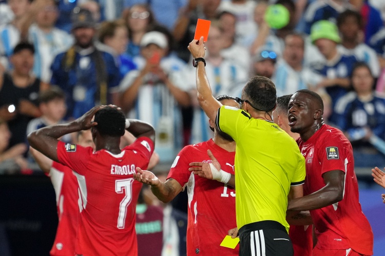 FIFA“身份混淆”新规首现分歧:恩博洛假摔VAR纠错,规则漏洞遭炮轰