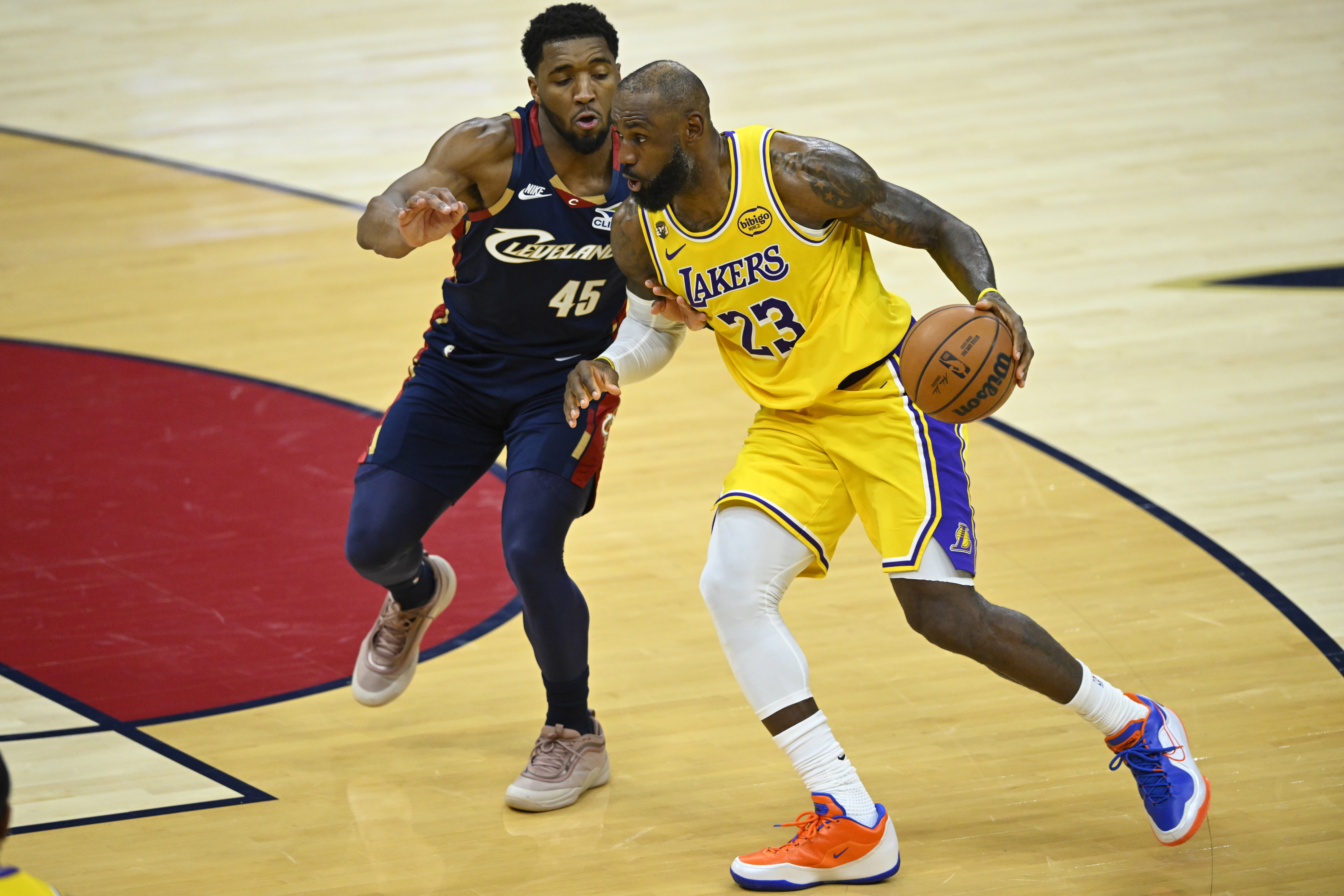 LeBron争夺战：东部三队领跑，勇士热火跟进