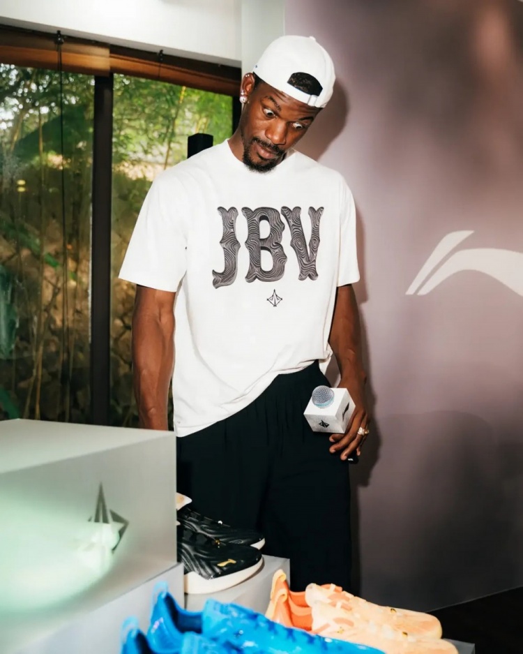 巴特勒晒中国行照片宣传签名鞋:迫不及待想让大家都能穿上 巴特勒晒中国行照片宣传签名鞋:迫不及待想让大家都能穿上